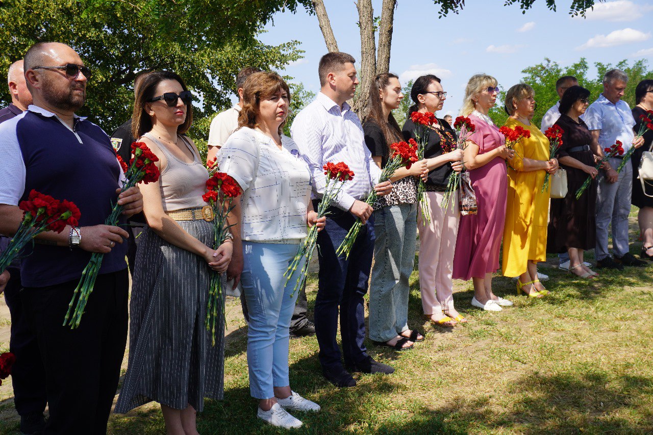 В Изюме создали мемориал на месте гибели 5 человек, в том числе ...